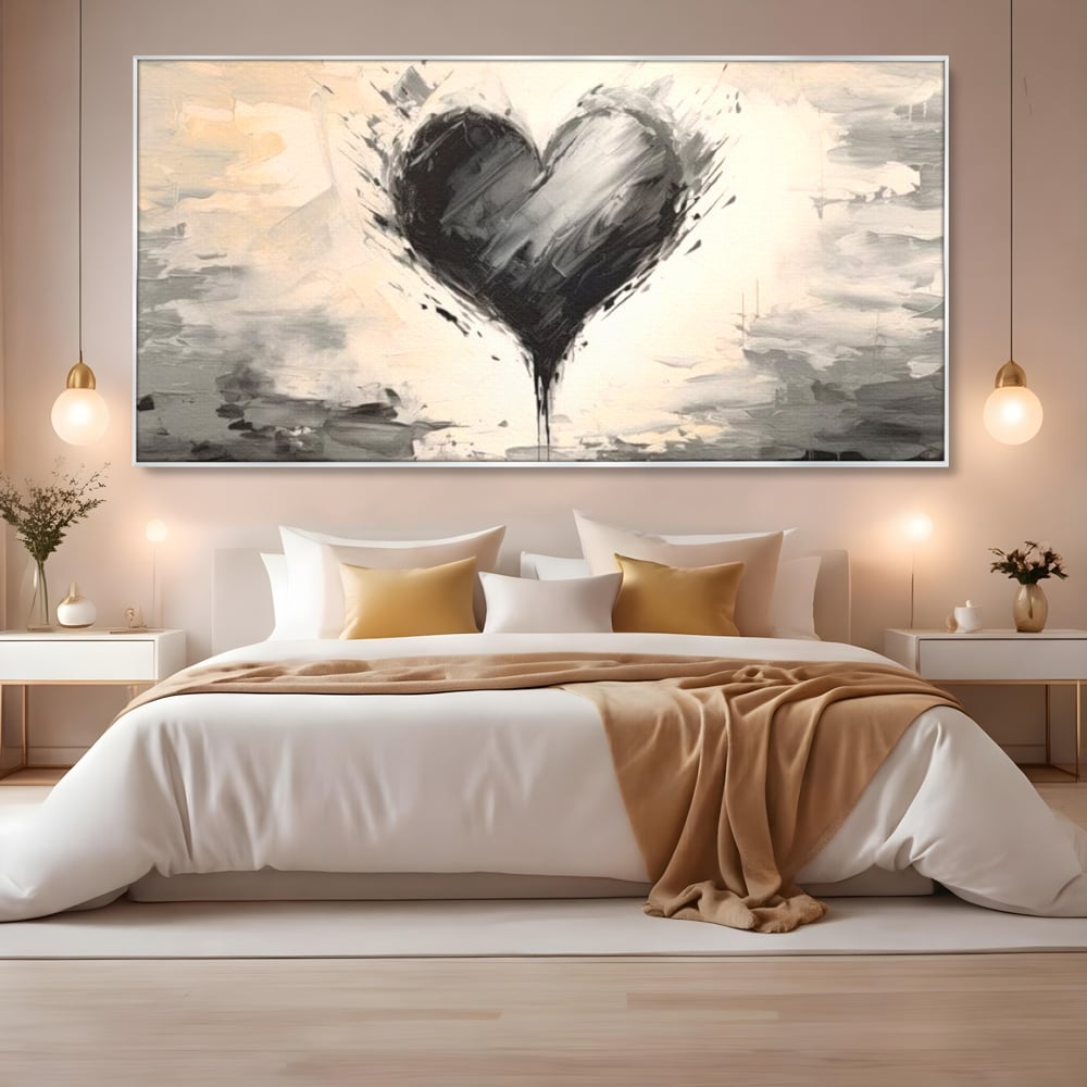 Tablou canvas cu tablou abstract cu inima neagra, in rama de aluminiu argintiu, pe perete intr-un dormitor